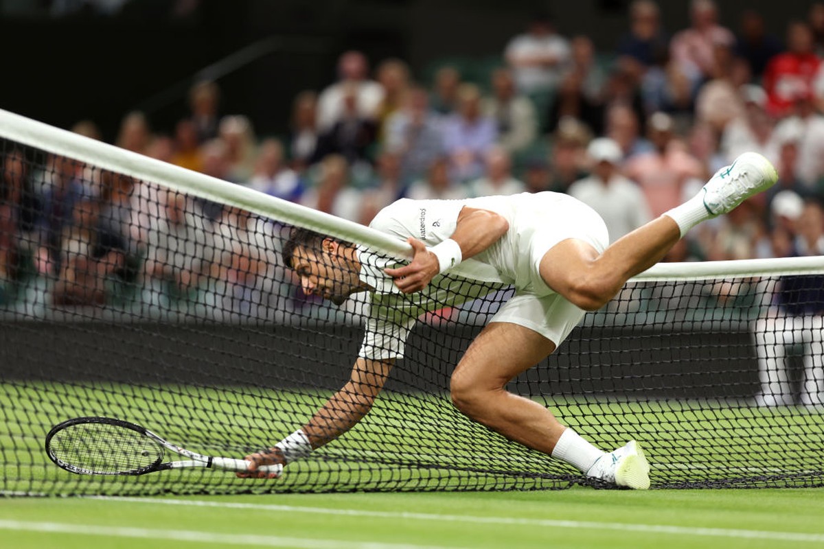 Jogo de Djokovic é interrompido por horário; sérvio cai sobre a rede e  sorri, tênis