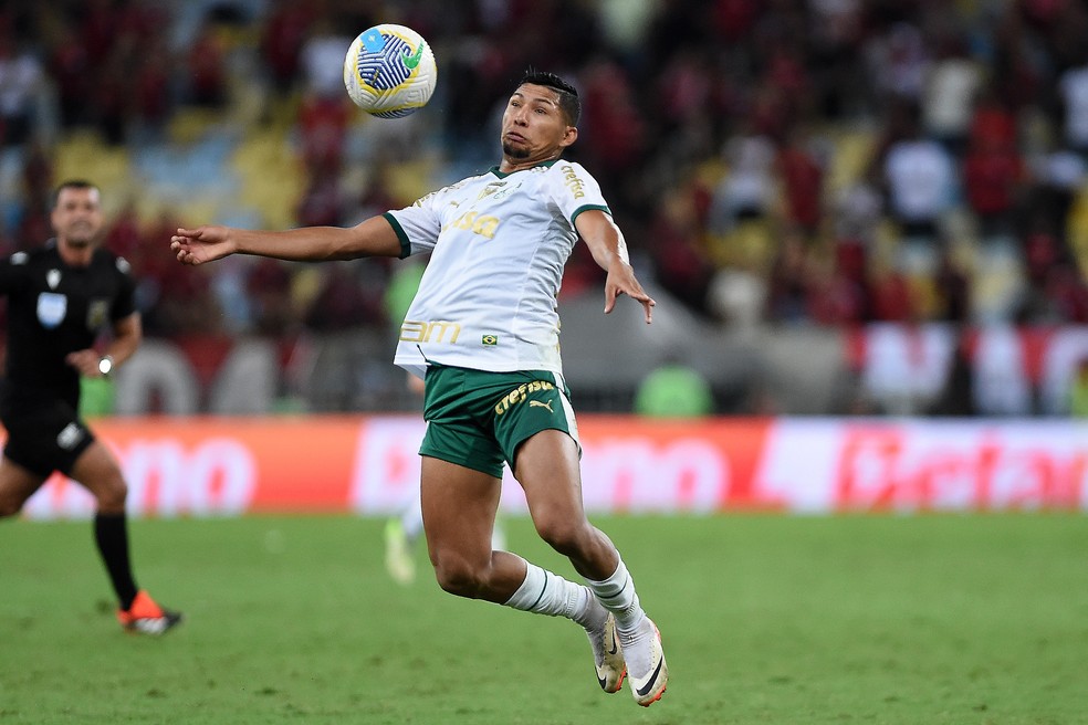 Rony domina bola de peito em Flamengo e Palmeiras — Foto: Alexandre Durão