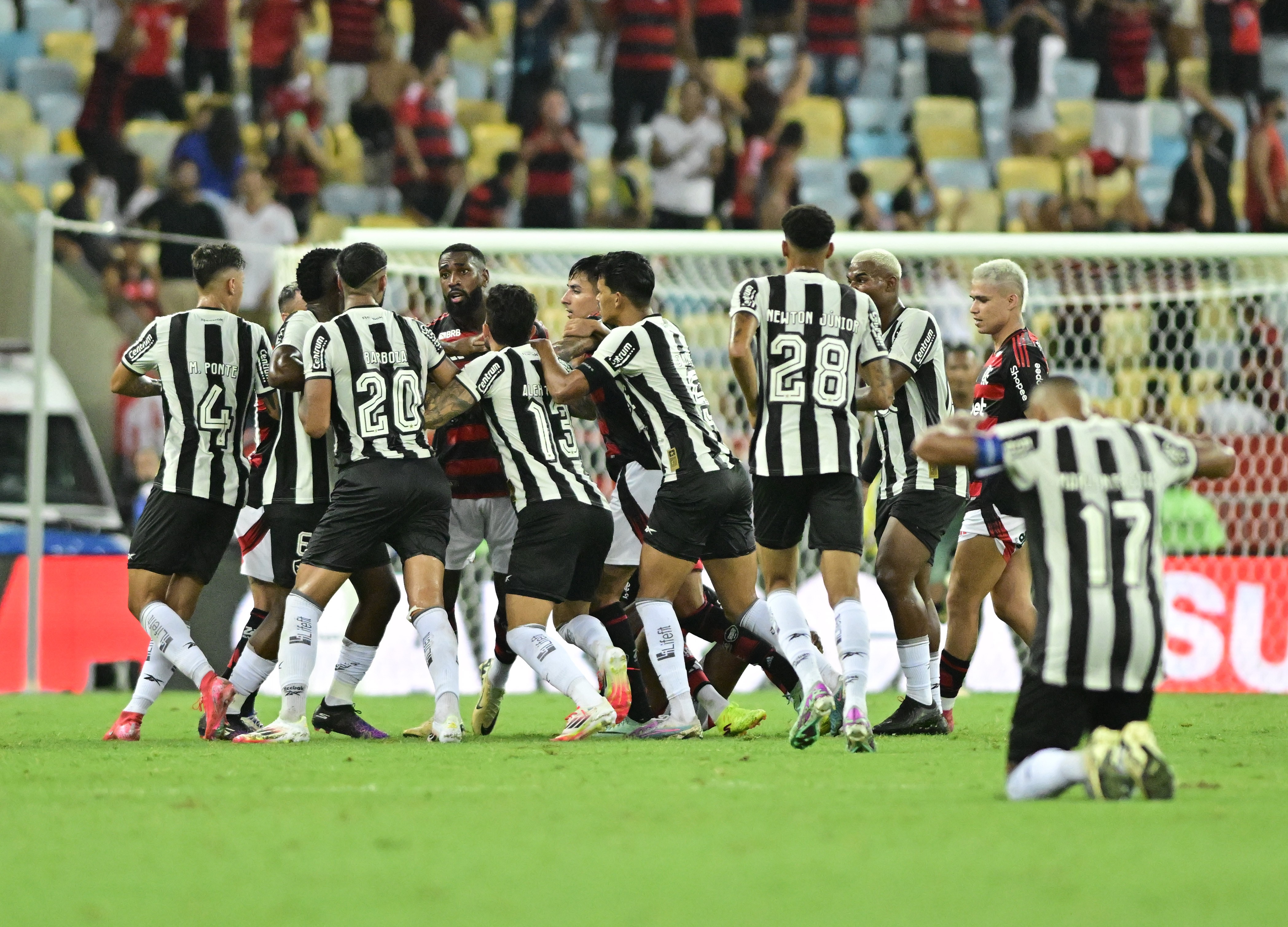Pancadaria e expulsões marcam jogo entre Flamengo e Botafogo; confusão generalizada.