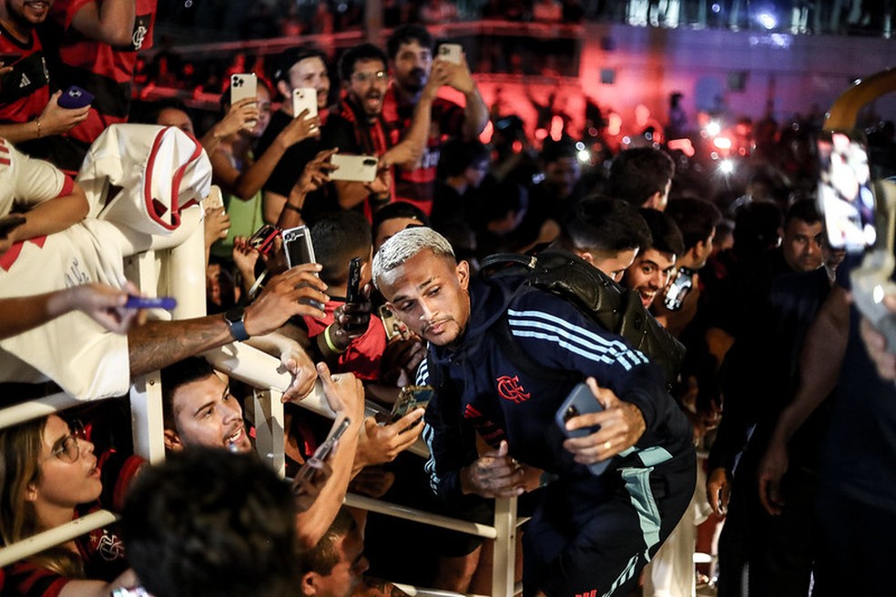 Wesley tira fotos com torcedores na chegada do Flamengo a São Luís — Foto: Gilvan de Souza / Flamengo