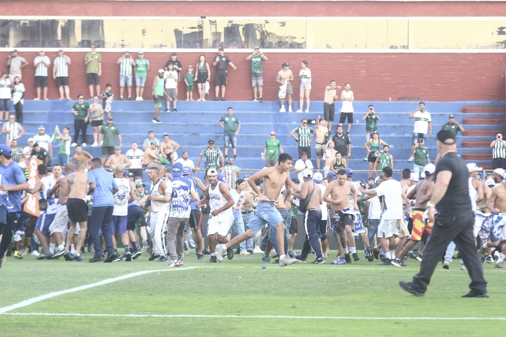 Torcedores de Coritiba e Cruzeiro invadem campo durante jogo e