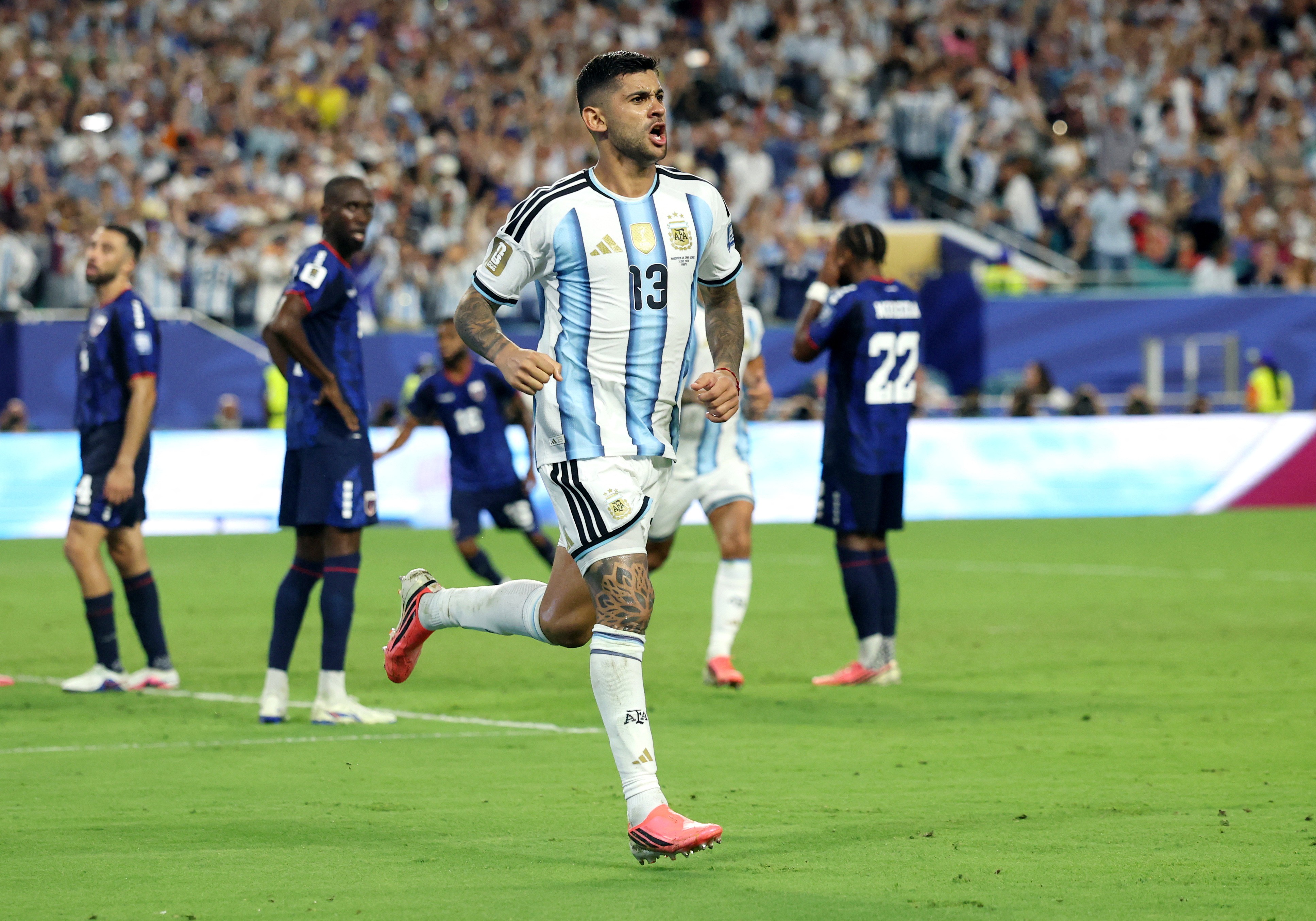 Cristian Romero em alta: Arsenal, Atlético de Madrid e Inter querem o zagueiro