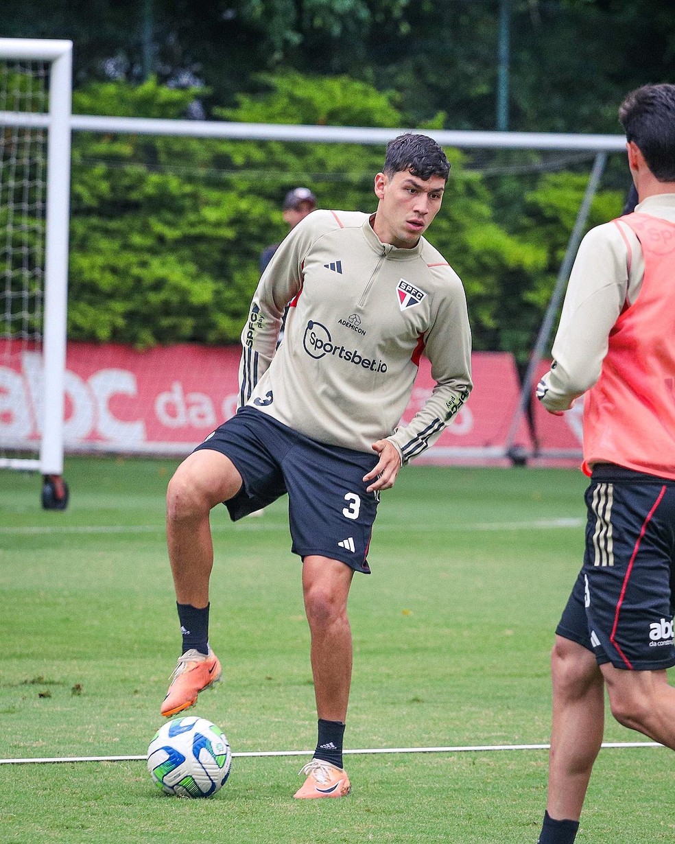 Ferraresi participou da atividade com bola nesta quinta-feira — Foto: Rubens Chiri/saopaulofc