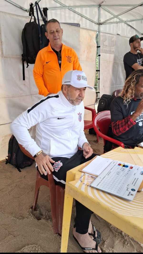 Presidente do Corinthians marca presença em torneio de surfe no litoral.