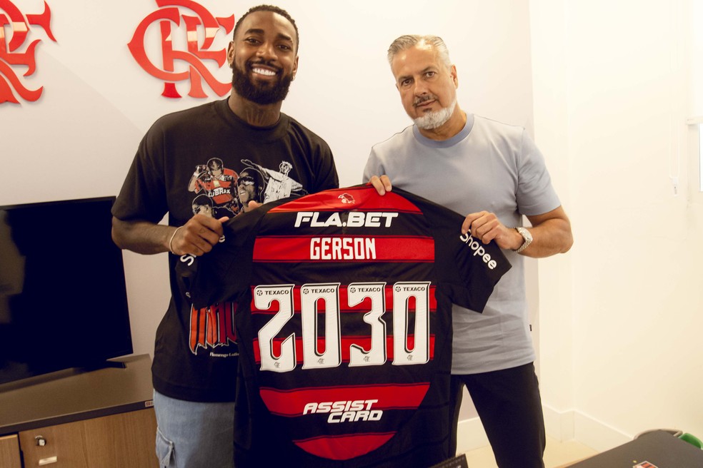 Gerson e Jos� Boto. Flamengo renovou contrato do meia at� 2030 � Foto: Adriano Fontes/Flamengo