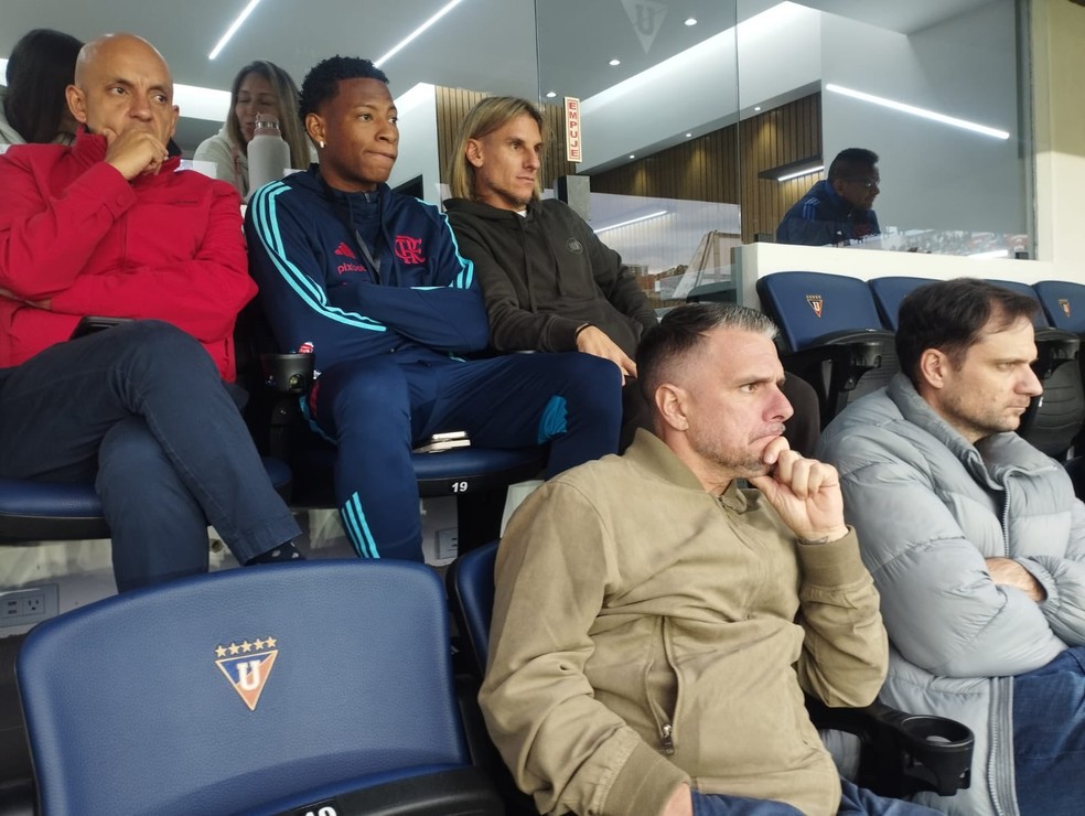 Plata ao lado do técnico Sebastian Beccacece, do Equador, durante LDU x Flamengo — Foto: Divulgação / Seleção equatoriana