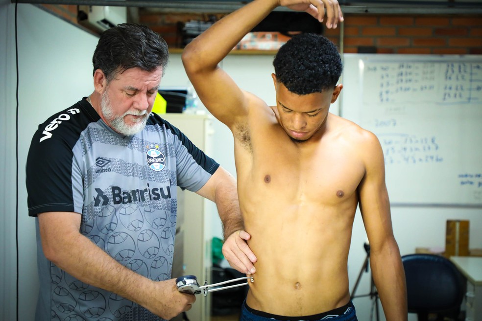 Jogador das categorias de base do Grêmio no CT Hélio Dourado — Foto: Renan Jardim/Grêmio FBPA