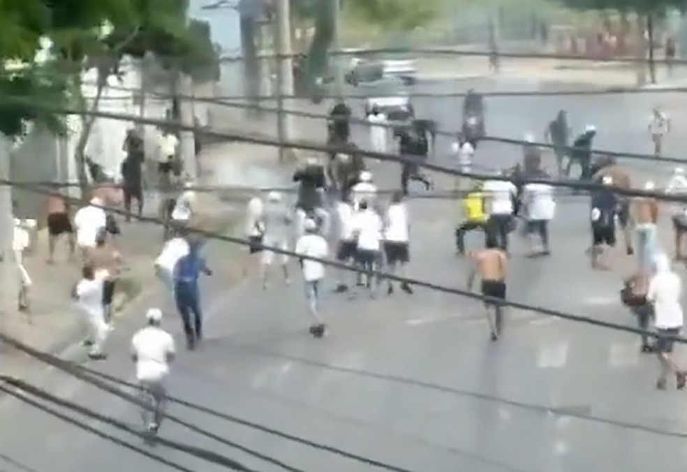 Cruzeiro x Atlético-MG: organizadas entram em confronto antes de clássico no Mineirão — Foto: Reprodução/Internet