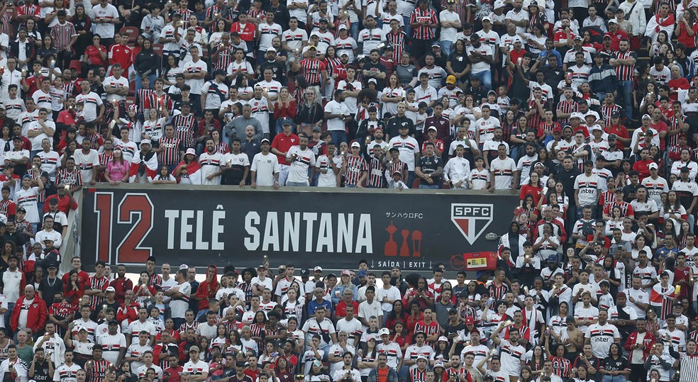 Telê Santana, ex-técnico do São Paulo, batiza uma das entradas das arquibancadas do Morumbi — Foto: Paulo Pinto / saopaulofc.net