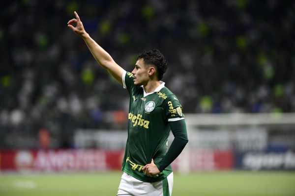 Raphael Veiga se inspira em Kaká após três assistências pelo Palmeiras