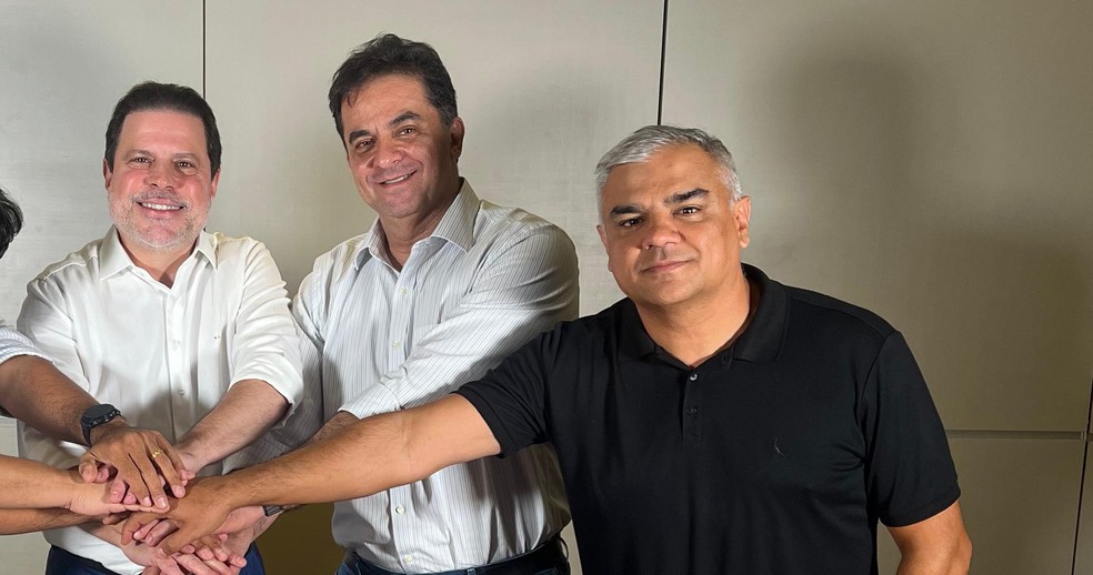 Márcio Cadar, e Vinícius Diniz com o presidente do Santa Cruz Bruno Rodrigues — Foto: Divulgação