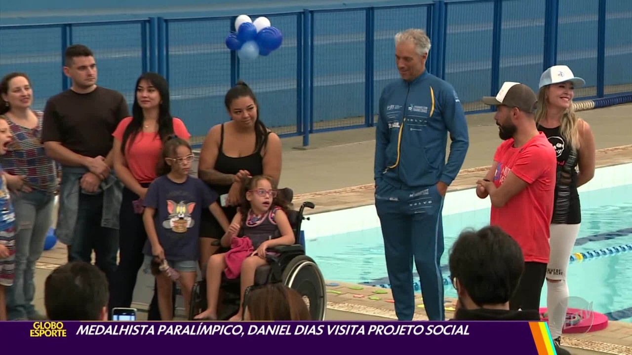 Medalhista paralímpico, Daniel Dias visita projeto social