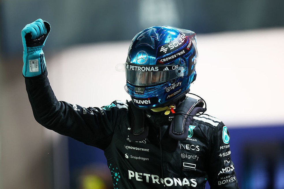 George Russell celebra pole position no GP de Singapura de F1 — Foto: Zak Mauger/LAT Images