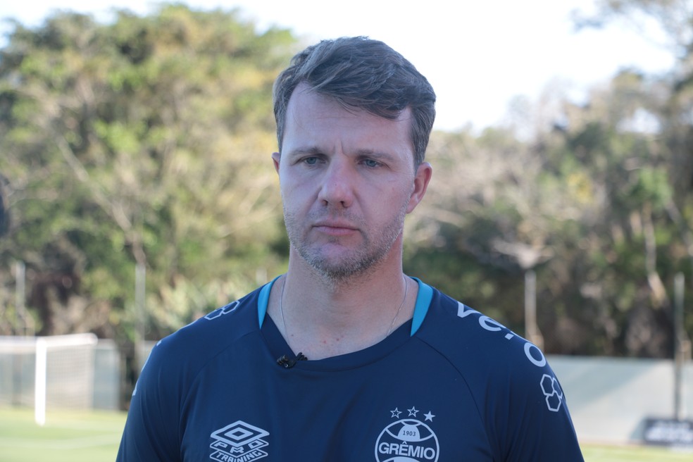 Ruimar Kunzel, técnico do time sub-17 do Grêmio — Foto: Eduardo Moura
