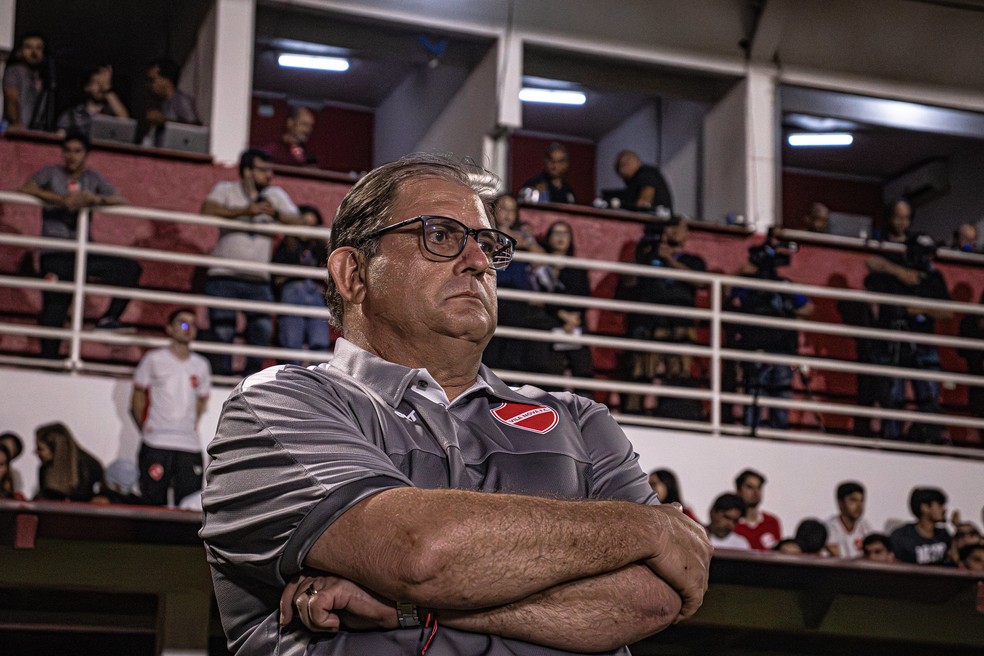 Guto Ferreira, técnico do Vila, no OBA — Foto: Roberto Corrêa/Vila Nova F.C.