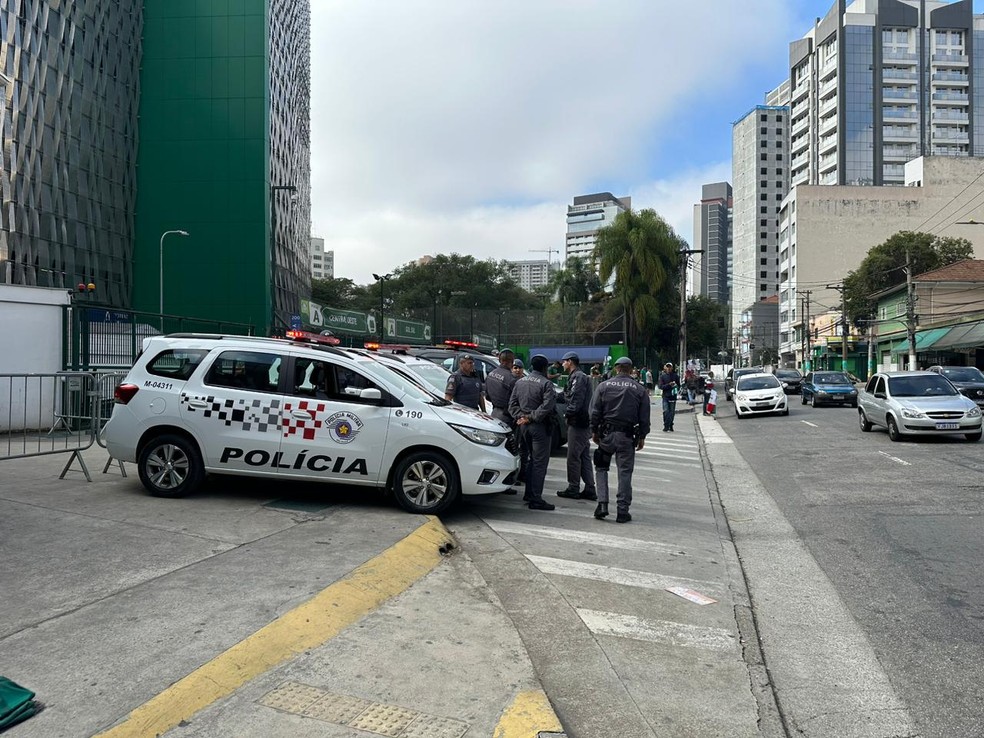Policiamento foi reforçado na porta do Allianz Parque — Foto: Emilio Botta