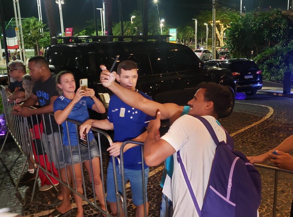 Cruzeiro desembarca em Fortaleza com alguns torcedores no hotel — Foto: Cérix Ramon/Tv Globo