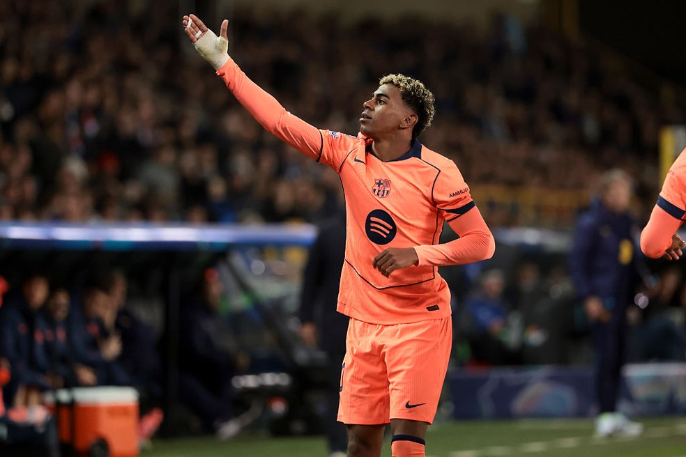 Lamine Yamal celebra gol em Club Brugge x Barcelona na Champions League.