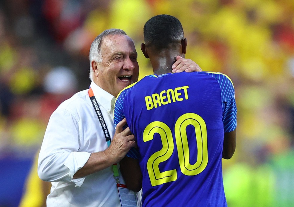 Dick Advocaat acompanha a partida — empate heroico