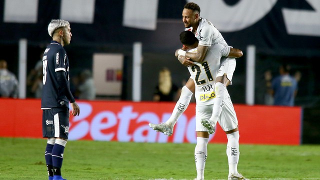 Neymar comemora o segundo gol do Santos com Moisés