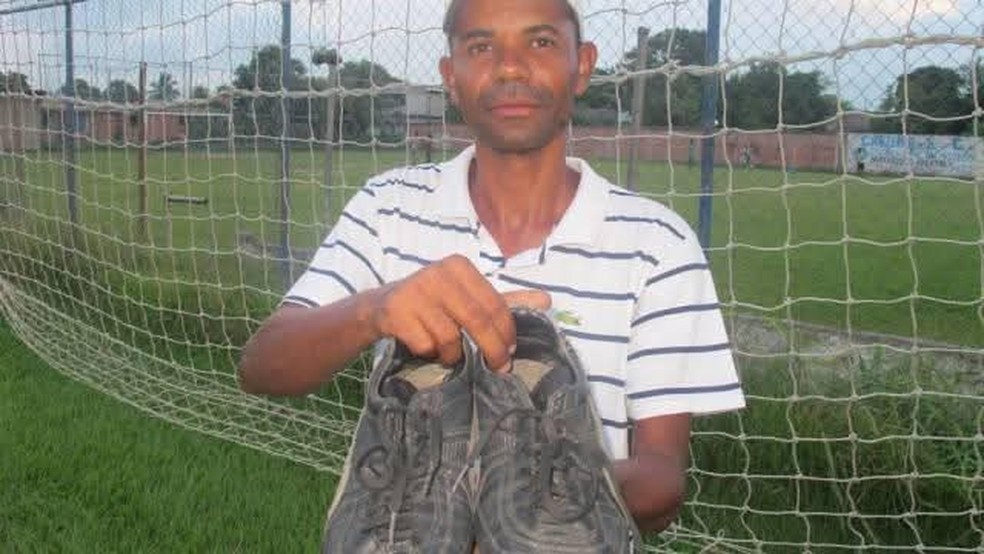 Pintinho ainda guarda chuteiras que ganhou de Zico