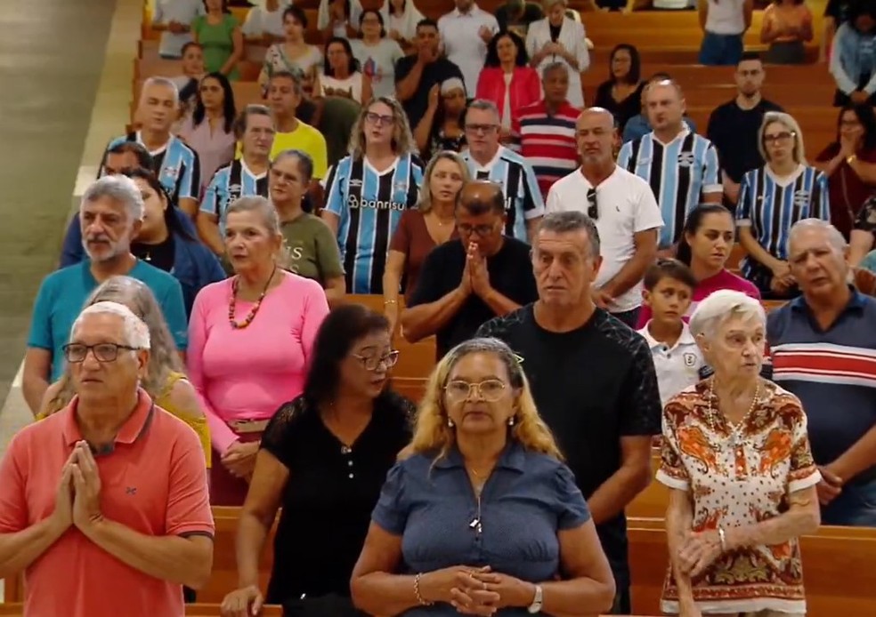Gremistas viralizaram em missa antes do Campeonato Brasileiro — Foto: Reprodução