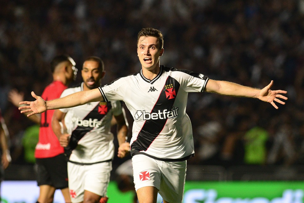 Leo Piton comemora gol na Copa do Brasil no jogo Vasco x Atlético-GO — Foto: Alexandre Durão