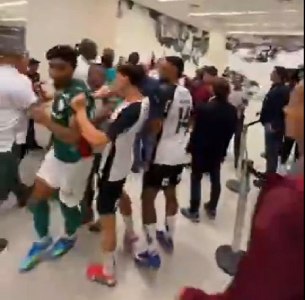 Luighi em confusão no vestiário depois de Corinthians x Palmeiras — Foto: Reprodução