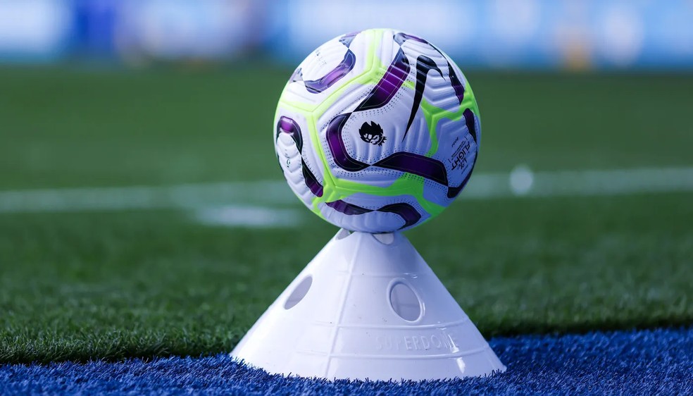 Bola em jogo da Premier League posicionado em cone de reposição — Foto: Reprodução/Premier League