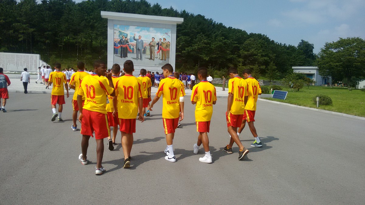 Equipas de basquetebol da Coreia do Sul em Pyongyang para jogo