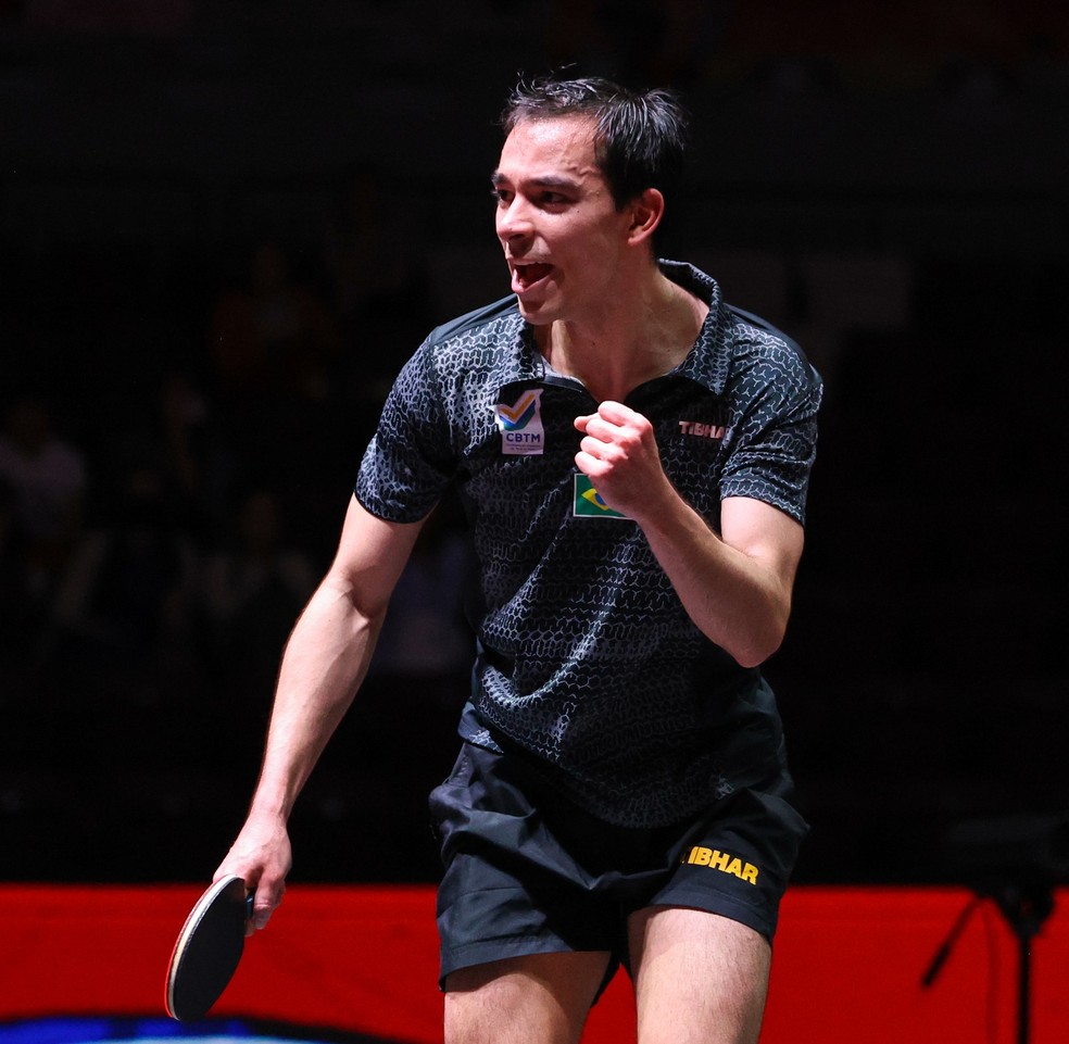 Calderano vibra durante o duelo de quartas de final em Doha — Foto: ITTF