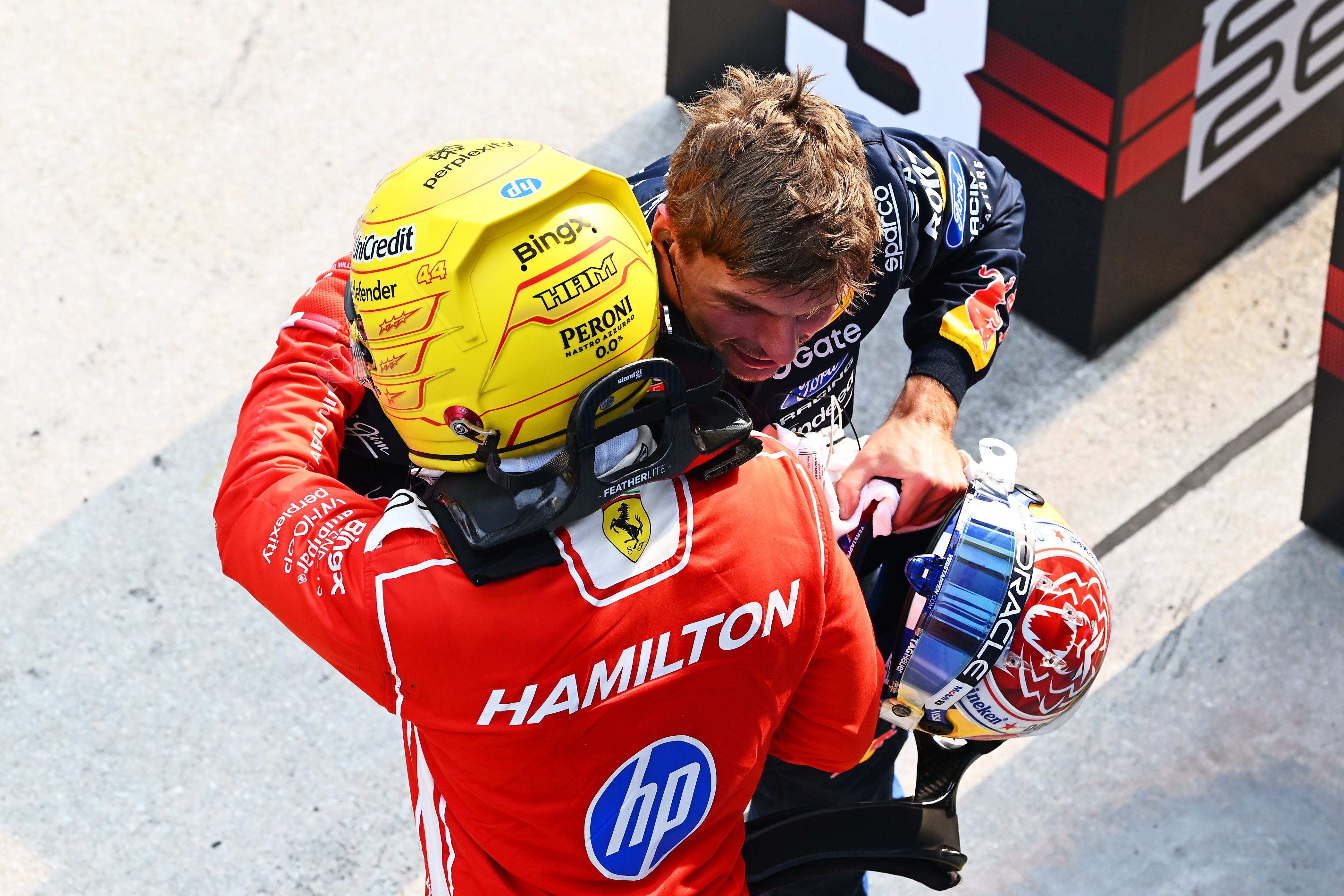 Análise: Verstappen brilha com pole e reedita duelo histórico com Hamilton na 1ª fila