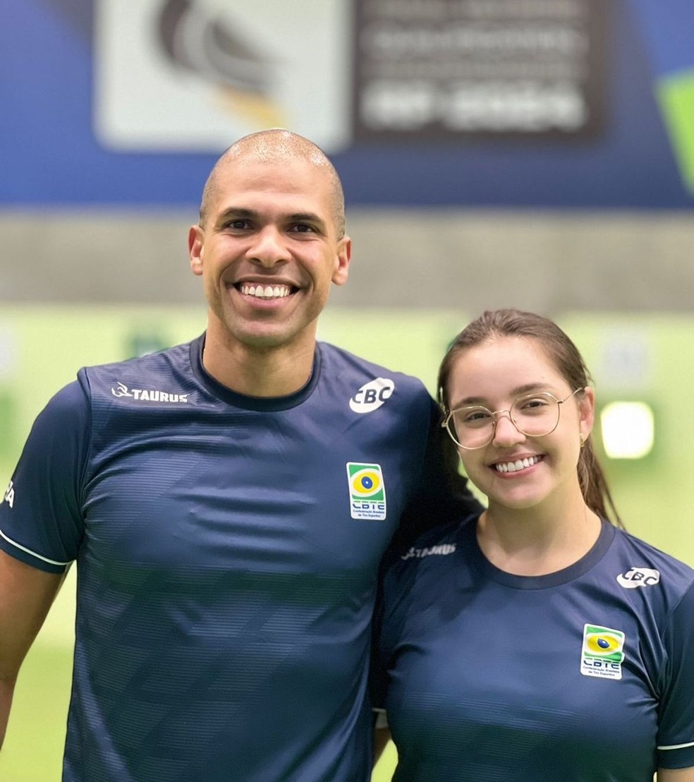 Philipe Chateaubrian e Geovana Meyer representam Praia Clube no tiro esportivo &mdash; Foto: Redes sociais