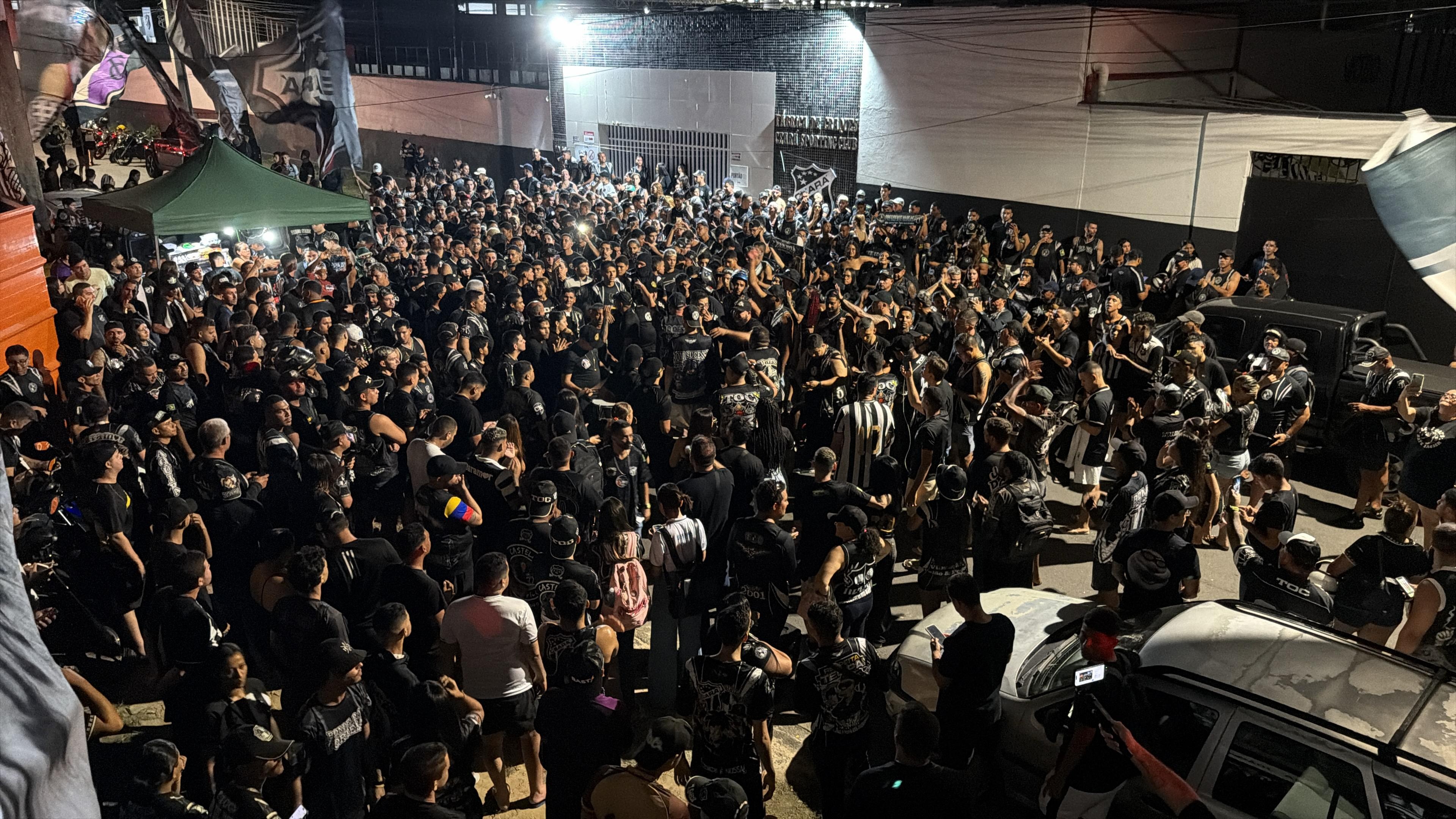 Torcida do Ceará lota sede do clube em protesto por má fase | Ge