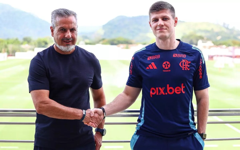 Jos� Boto e Andrii Fedchenkov, diretor de scouting do Flamengo � Foto: Gilvan de Souza/CRF