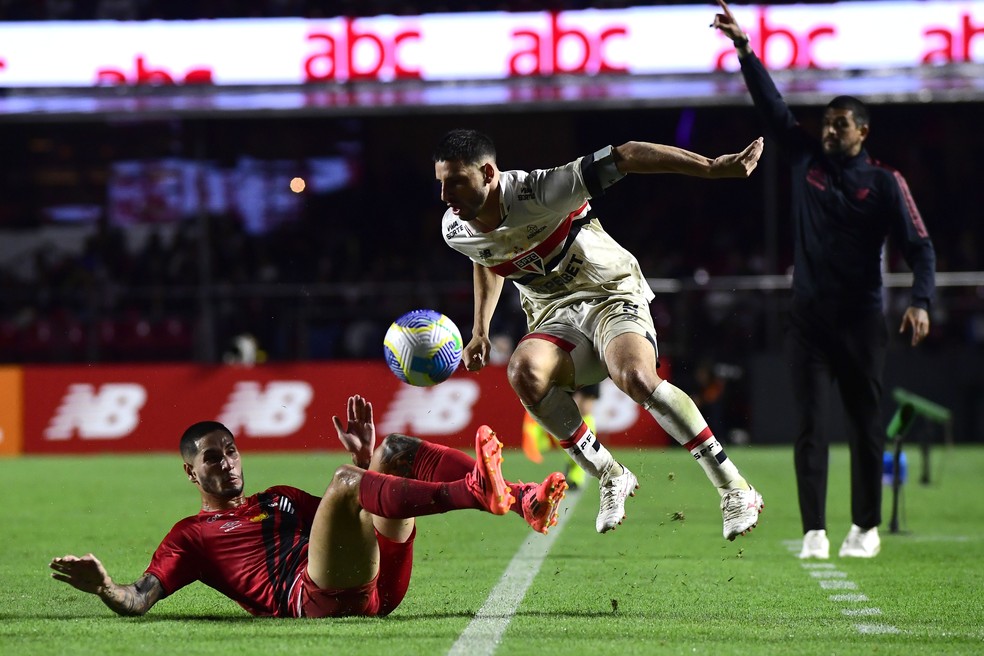 Athletico sofre gol no fim, perde do São Paulo e se afunda na zona de rebaixamento no Brasileirão | athletico-pr | ge