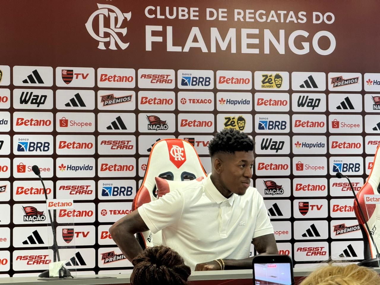 Vitão se emociona ao ser apresentado no Flamengo | Ge