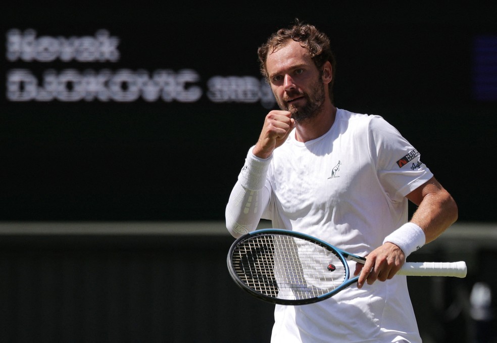 Roman Safiullin em ação pelas oitavas de final de Wimbledon — Foto: Reuters