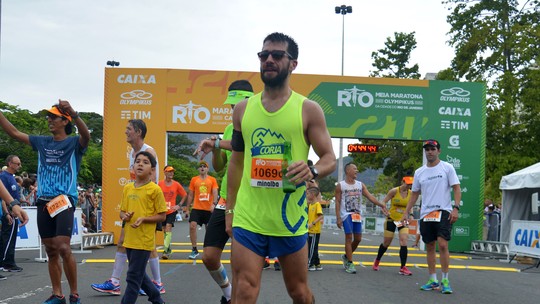 Dos pés à cabeça, corredores sentem a Maratona do Rio descalços