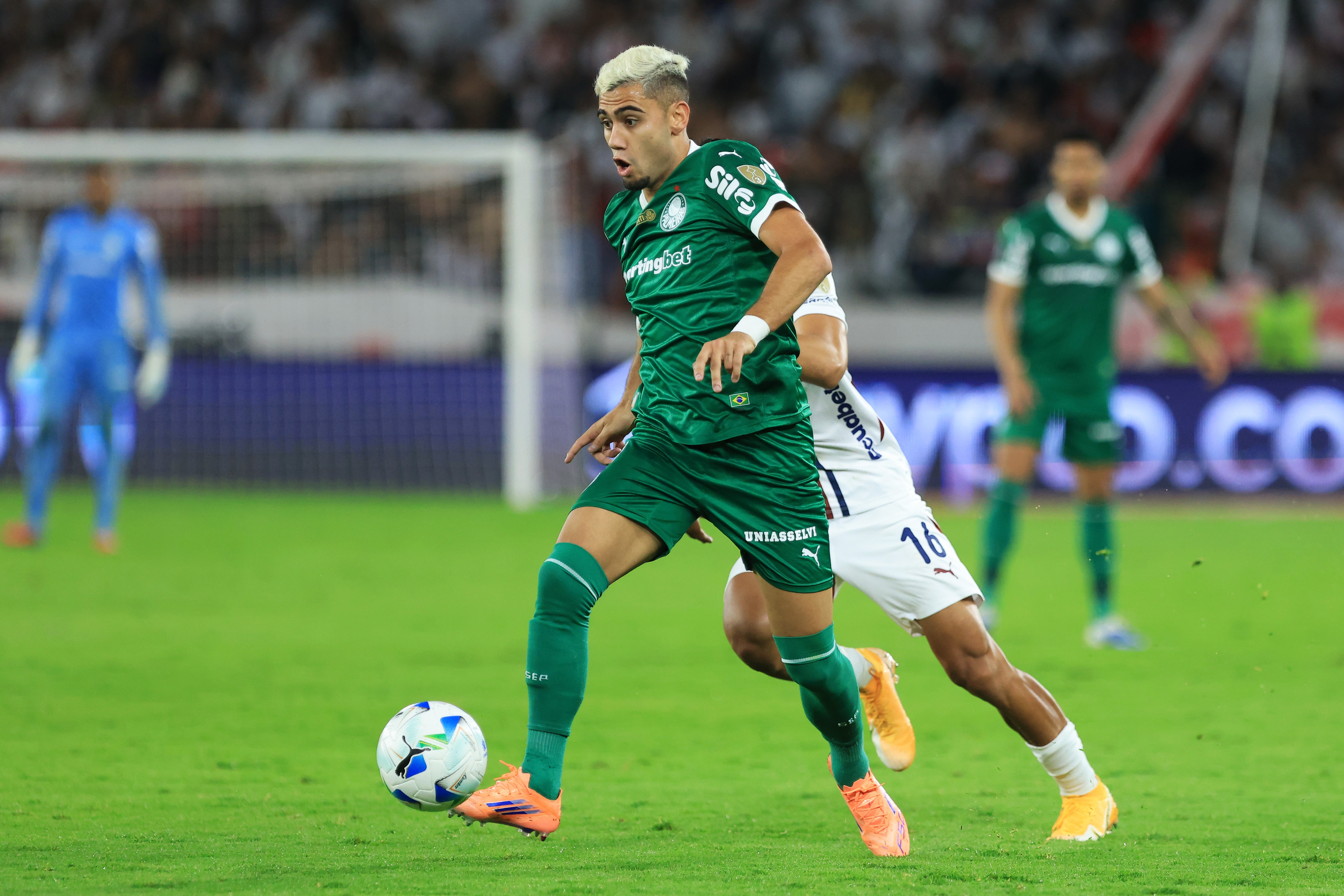 Andreas Pereira brilha no Palmeiras, impõe seu ritmo no meio-campo e ganha rótulo de 