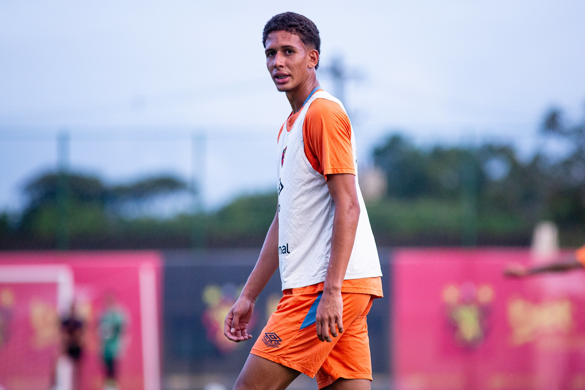 Botafogo negocia a contratação de Riquelme, zagueiro do Sport