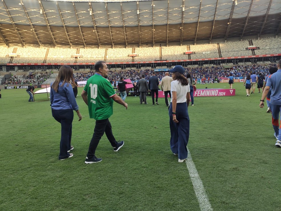 Kin Saito e Pedro Lourenço comemoram título do Mineiro Feminino do Cruzeiro — Foto: Danny Paiva