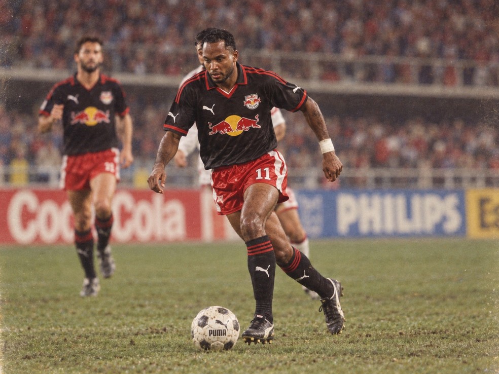 Fernando na trend dos anos 80 — Foto: Ari Ferreira/Red Bull Bragantino - Adaptação ChatGPT