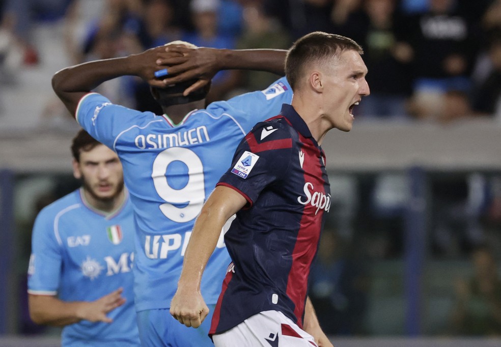 Osimhen lamenta pênalti perdido no segundo tempo de empate do Napoli com Bologna — Foto: Ciro De Luca/Reuters