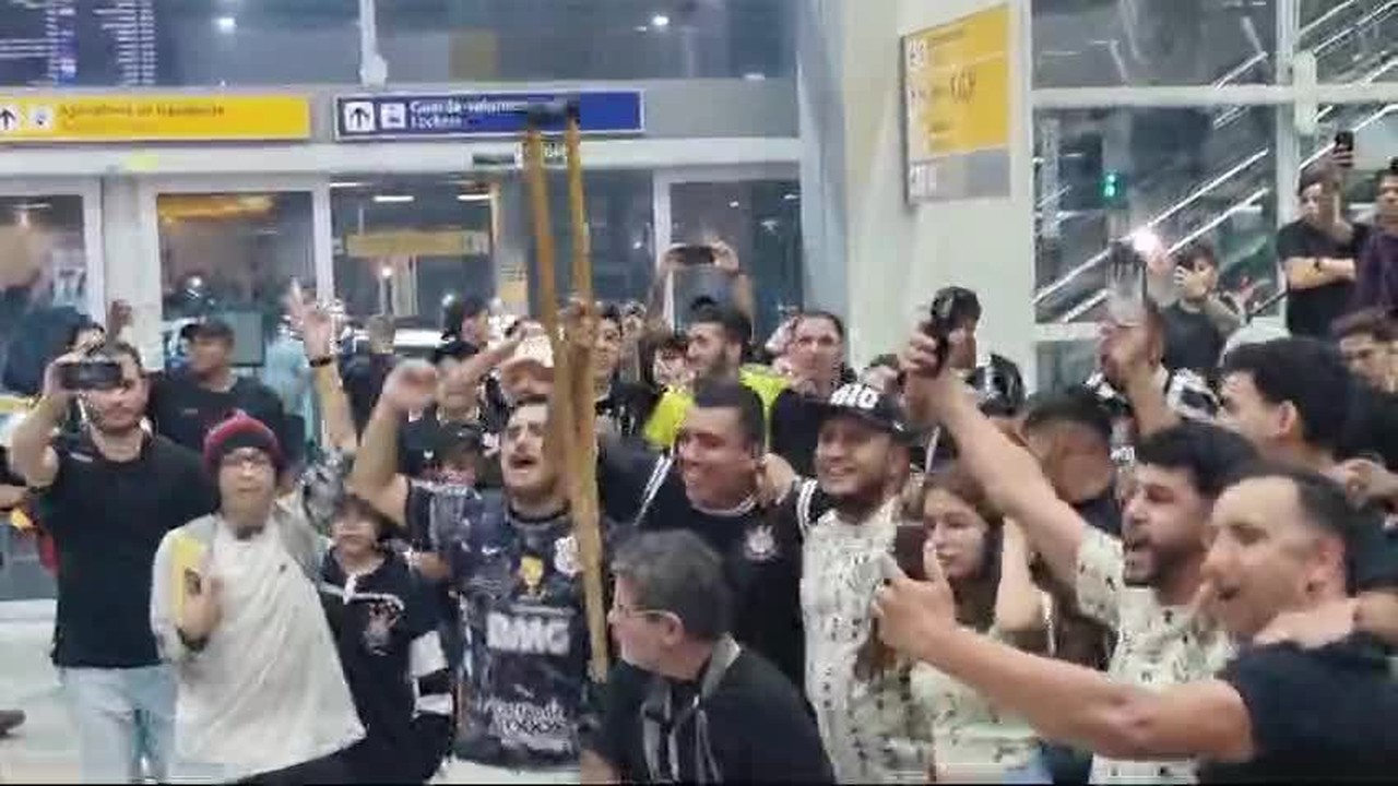 Torcedores do Corinthians fazem 'poropopó' no aeroporto