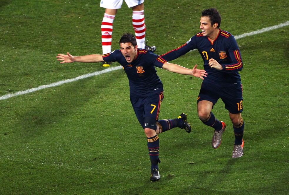 David Villa celebrates with Fabregas at the 2010 South Africa World Cup. Paraguay vs. Spain — Photo: Lars Baron/Getty Images