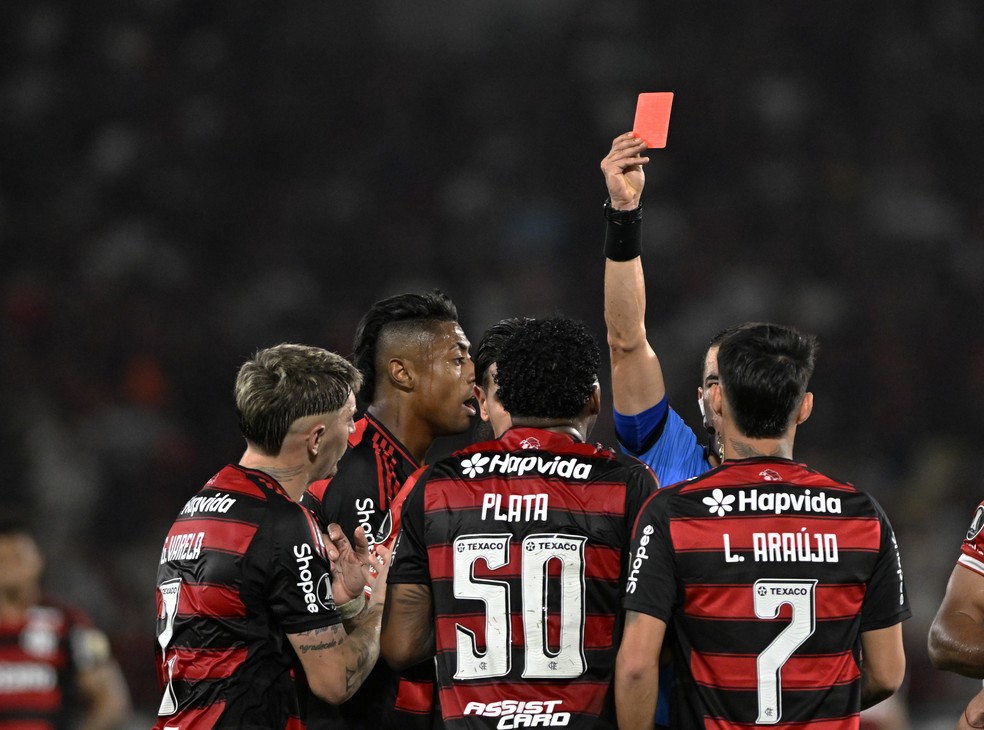 Expulsão do Plata em Flamengo x Estudiantes — Foto: André Durão/ge