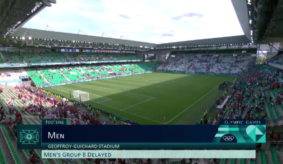 Transmissão oficial informou que jogo foi interrompido após invasão de campo — Foto: Reprodução