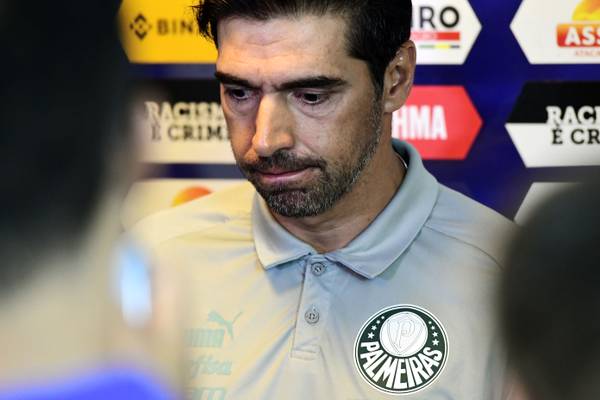 Abel detona gramado da arena do Palmeiras e cobra a troca: 