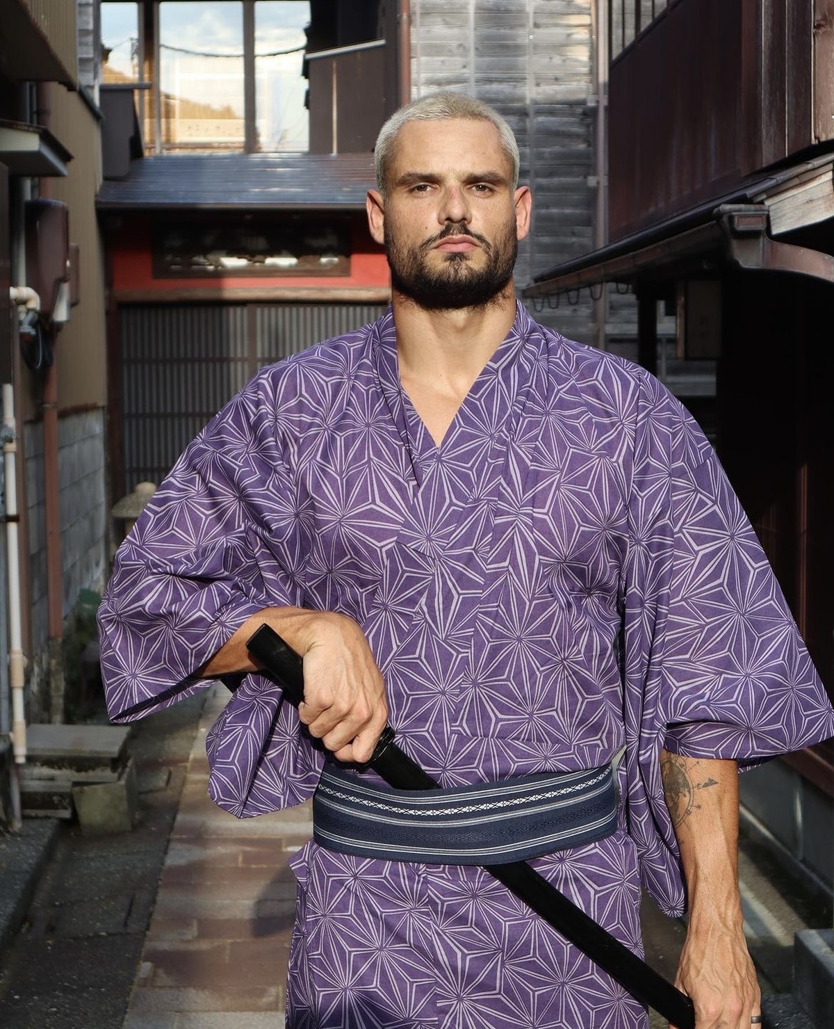 オリンピックチャンピオンが世界選手権のために日本に到着し、着物を着て日本刀を持ってポーズをとる | 水泳